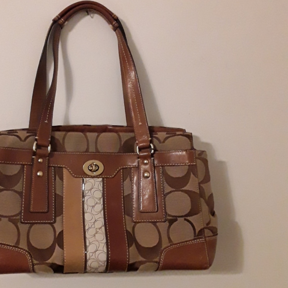 Coach Bag Tan like new. No rips, tears, scuffs